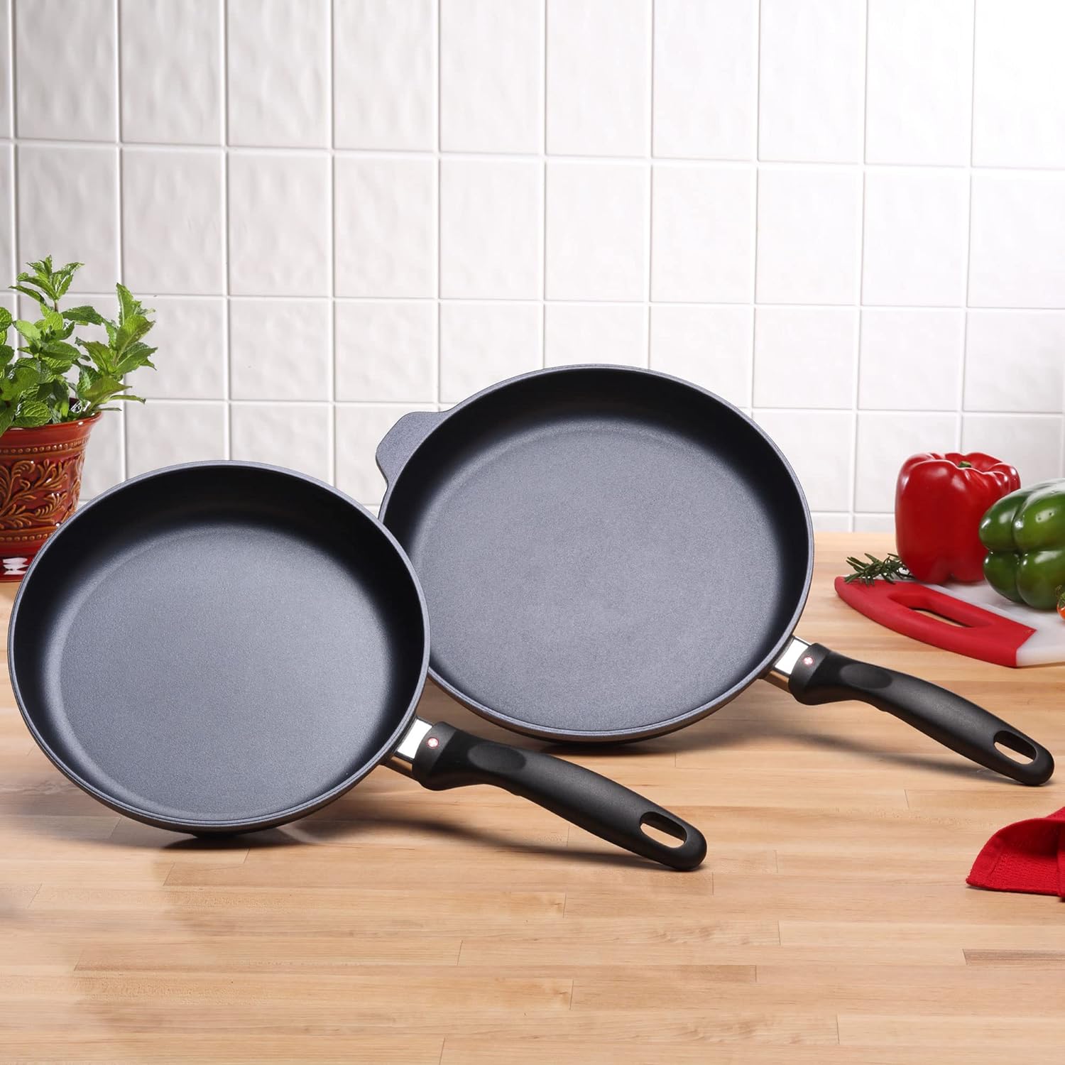 Lot De 2 Poêles à Induction Swiss Diamond XD – Revêtement Diamant Antiadhésif, Durable Et Facile à Nettoyer